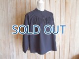 ４０％ＯＦＦ・バンドカラー ヨーク切り替えプルオーバー（チャコールグレー）