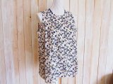 ７５％ＯＦＦ・小花柄 ノースリーブ プルオーバー（アイボリー×ネイビー）