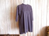３０％ＯＦＦ・バンドカラー くるみボタン ワイドチュニック（チャコールグレー）