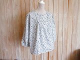 ７０％ＯＦＦ・小花柄 ピンタック ワイドプルオーバー（ホワイト×ブルー）