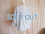 ７５％ＯＦＦ・小花柄 ピンタック ワイドプルオーバー（ホワイト×ブルー）