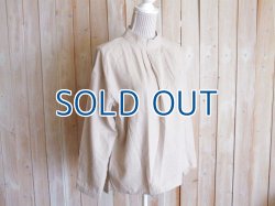 画像1: ２０％ＯＦＦ・スタンドカラー タックプルオーバー（薄ベージュ）