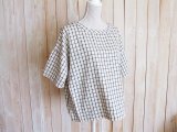 １０％ＯＦＦ・チェック柄ポケットつきプルオーバー（アイボリー×ブラック）