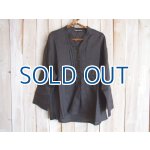 画像: ２０％ＯＦＦ・リネン ピンタック＋ボタン プルオーバー（チャコールグレー）