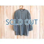 画像: ３０％ＯＦＦ・リネン バンドカラー タックワイドブラウス（ブルーグレー）