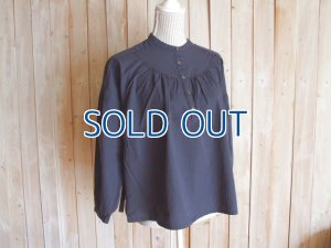 画像1: ４０％ＯＦＦ・バンドカラー ヨーク切り替えプルオーバー（チャコールグレー）