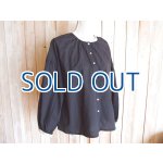 画像: １０％ＯＦＦ・バイカラー バンドカラーワイドブラウス（スミクロ×薄ベージュ）