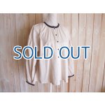 画像: １０％ＯＦＦ・バイカラー バンドカラーブラウス（薄ベージュ×スミクロ）
