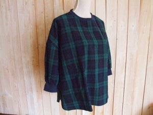 画像1: ３０％ＯＦＦ・リブ使い うしろボタン ワイドプルオーバー（ネイビー×グリーンチェック）