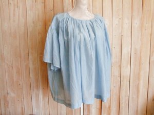 画像1: ４０％ＯＦＦ・シアー生地 ギャザーワイドプルオーバー（薄ブルー）