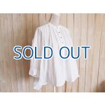画像: １０％ＯＦＦ・バンドカラー ギャザーワイドブラウス（ホワイト）