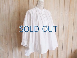 画像1: １０％ＯＦＦ・バンドカラー ギャザーワイドブラウス（ホワイト）