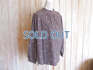画像1: ５０％ＯＦＦ・フラワー刺繍 スタンドカラー プルオーバー（杢グレージュ）