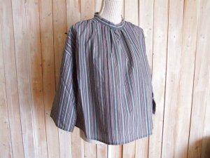 画像1: １０％ＯＦＦ・多色ストライプ柄プルオーバー（グレー×レンガ）